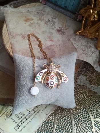 Collier scarabé blanc avec perle de n'a'c'r'e