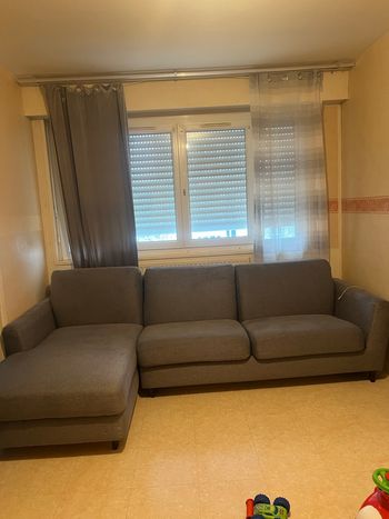 Il dispose d’un espace de rangement et est également transformable. Le matelas présente une trace d’usure sur la partie inférieure, mais cela ne gêne en rien, car lorsque le canapé est déplié, cette partie se retrouve en dessous.