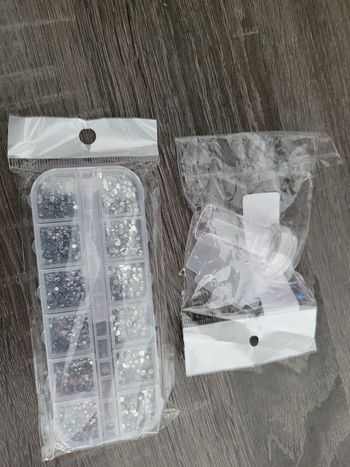 Lot tampon de manucure neuf avec coffret refermable strass de plusieurs taille dimensions ongles