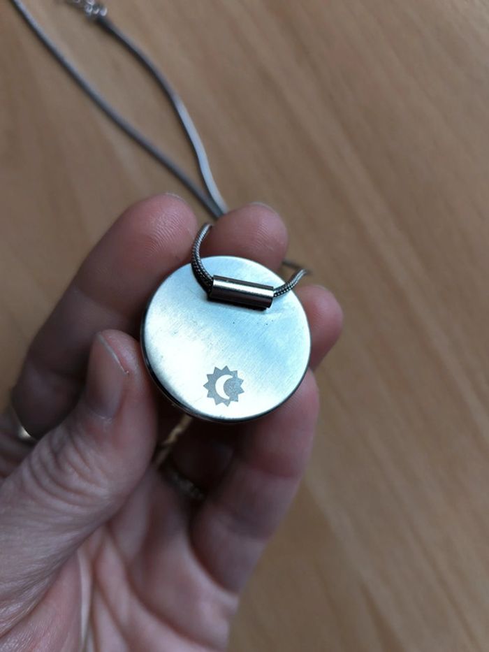 Collier avec pendentif blanc - photo numéro 4