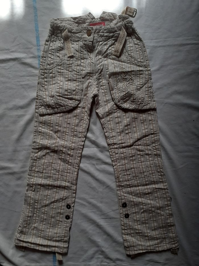 Pantalon beige à carreaux avec 2 grandes poches exterieures motif broderies