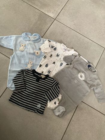 Lot 4 vêtements 1 mois