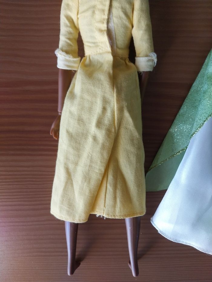 Poupée Tiana en serveuse robe jaune rare + robe verte La Princesse et la Grenouille - photo numéro 9
