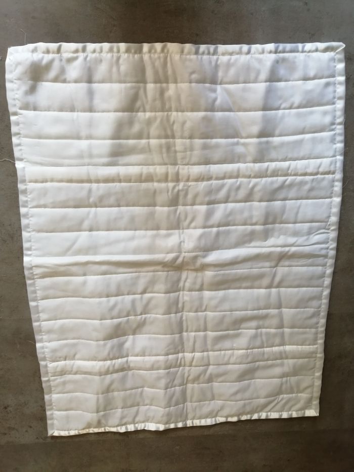 couverture en satin blanche faite par une couturière