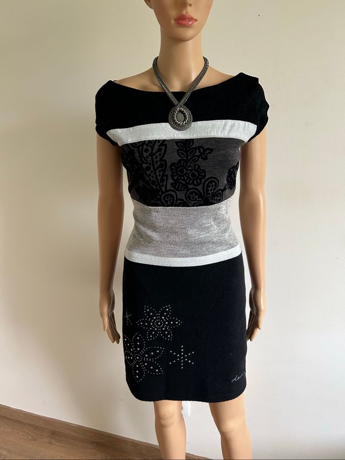 Robe noire et grise à manches courtes Desigual taille S jamais portée