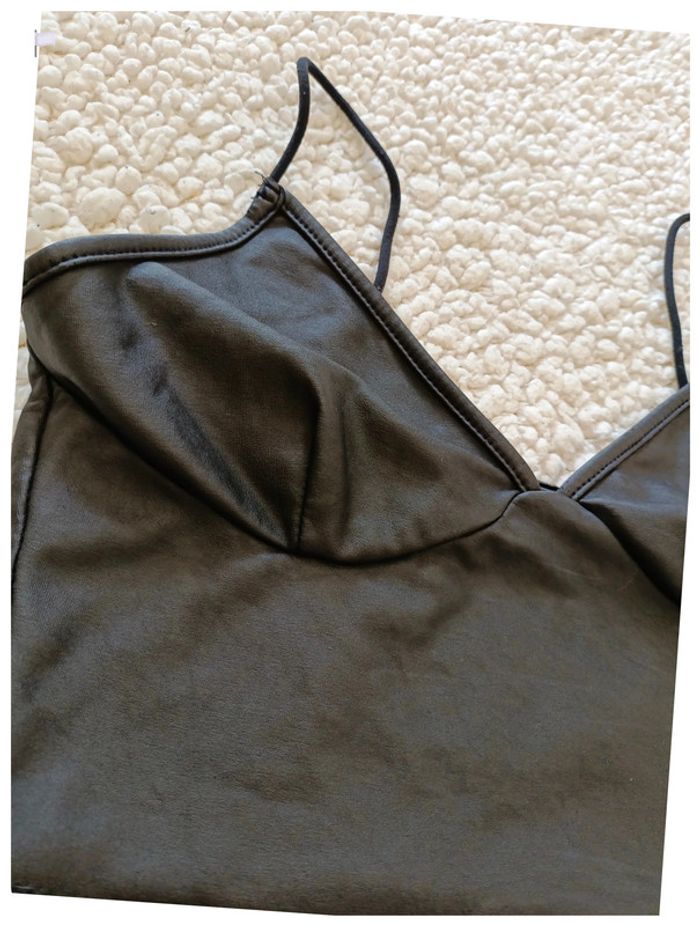 Crop top noir à bretelles fines effet satiné cuir - photo numéro 2