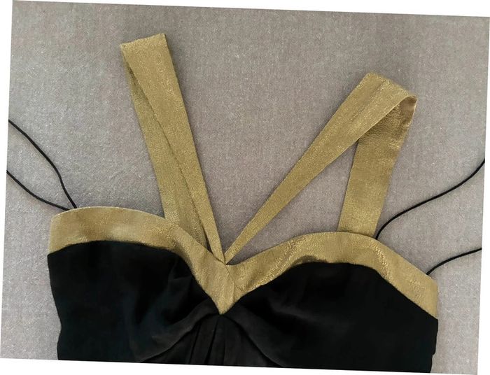 Robe chic Sandro noir et dorée taille 1 en parfait état - photo numéro 7