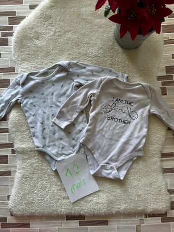 Lot de 2 bodies ~ 12 mois