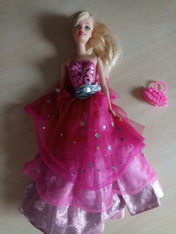 Barbie avec chaussures et sac à main