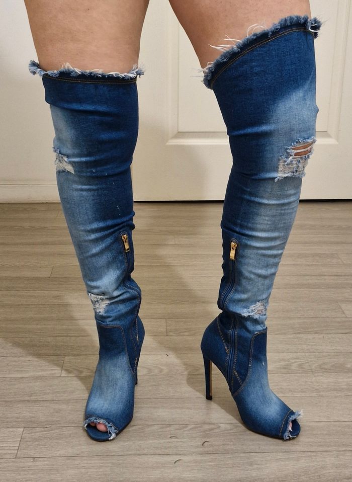 Bottes à talons rares et originales en denim (jean) effet trouées
