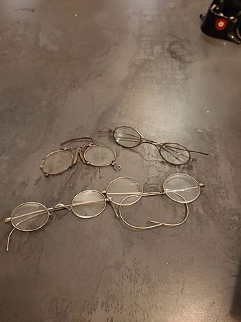 Anciennes paires de lunettes