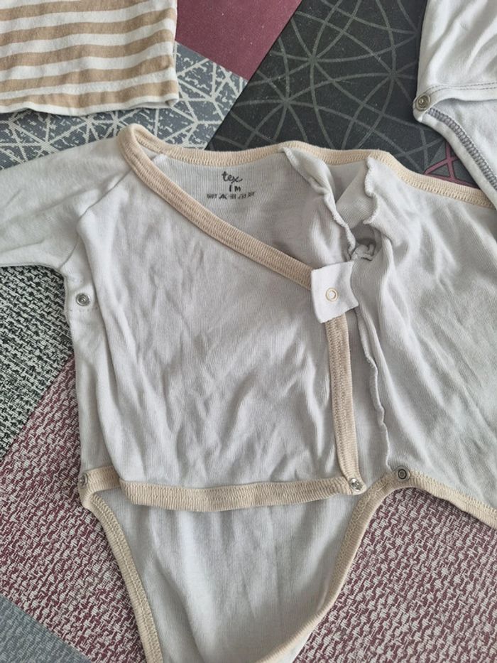 2 bodys et 1 tee-shirt naissance et 1 mois - photo numéro 7