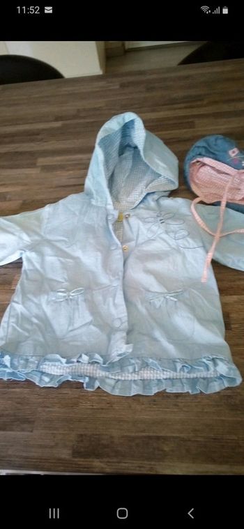 Veste légère et chapeau couleur jean