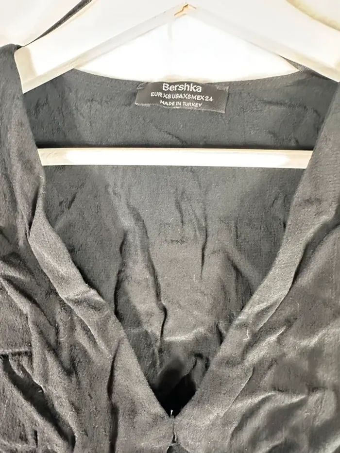 Haut noir Bershka – Chic & tendance avec manches bouffantes transparentes - photo numéro 4