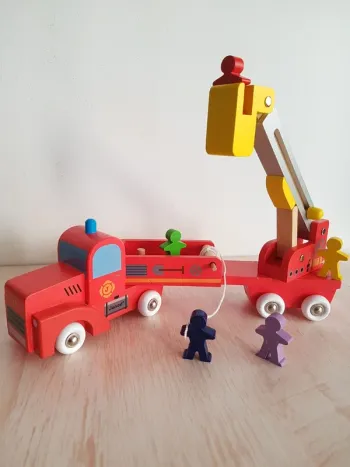 Grand camion de pompier en bois Story de Janod
