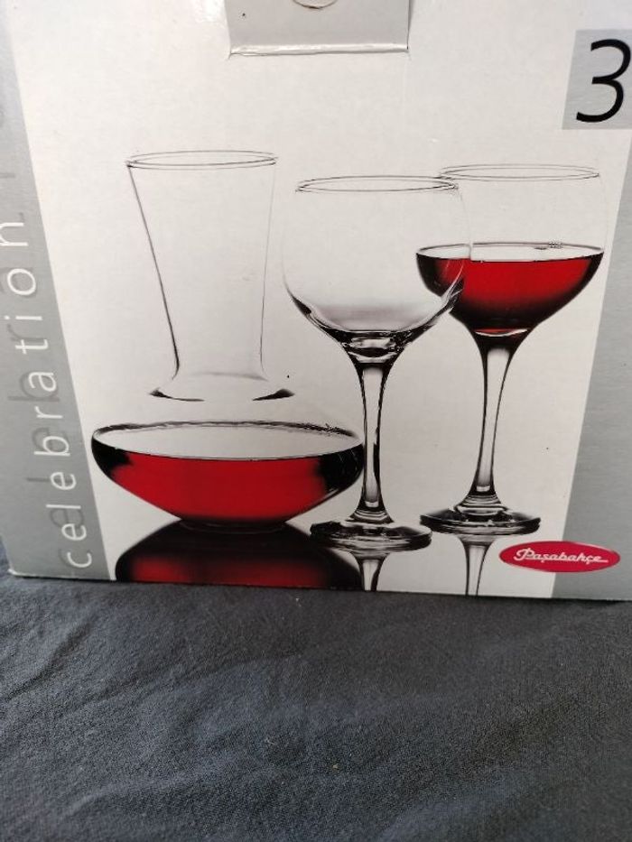 Lot de verres et carafe
