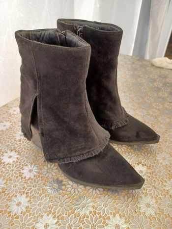 Bottines à talons coloris noir taille 37 en très bon état.