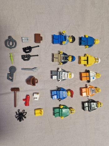 Lot figurines lego + accessoires (2)