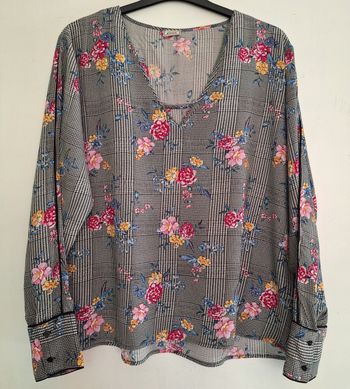 Élégante blouse fleurie à manches longues avec col en V