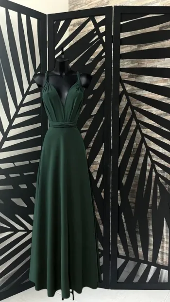 Robe vert bouteille longue positions variées dos nu