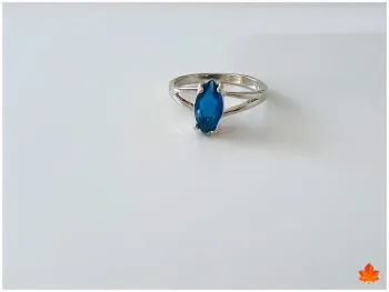 Bague élégante avec pierre bleu en  zircon – brillante et raffinée