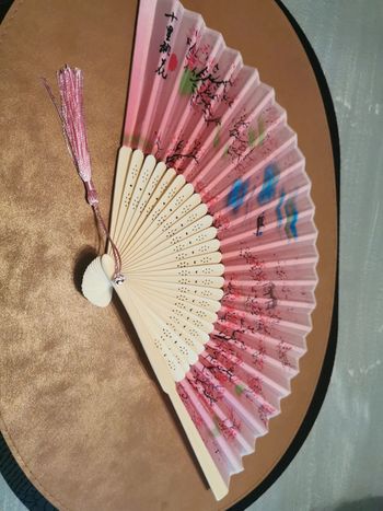 Éventail style japonais fleurs de cerisier rose