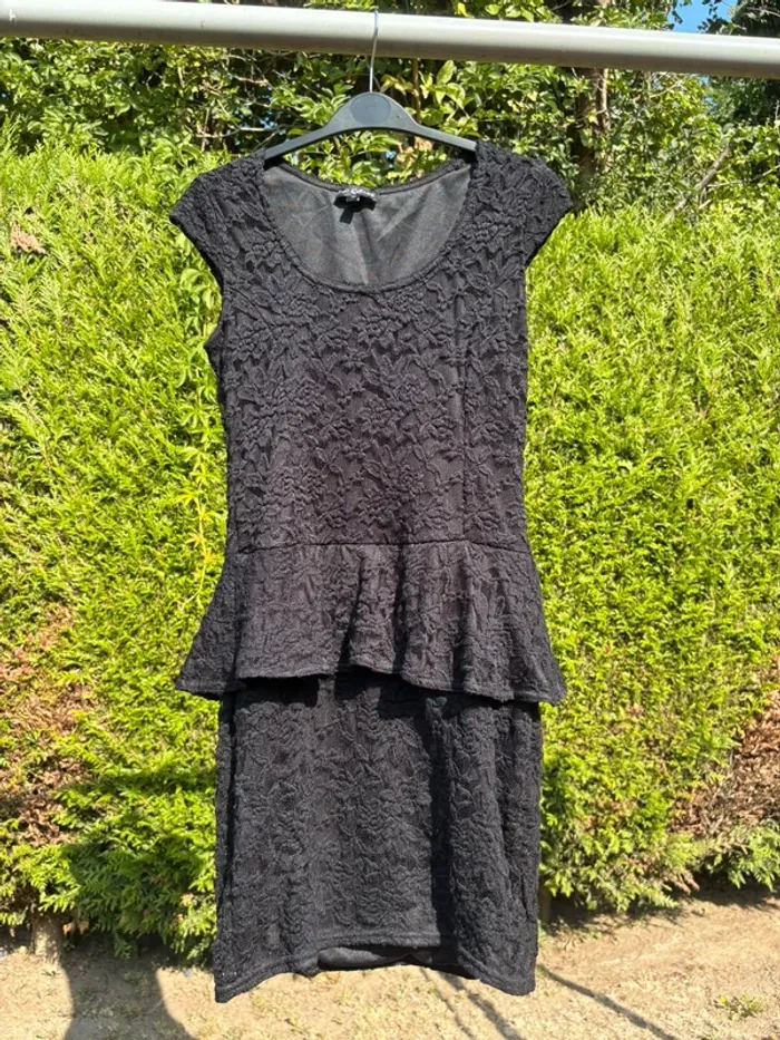 Robe noire chic en dentelle doublée – Marque No Excuse