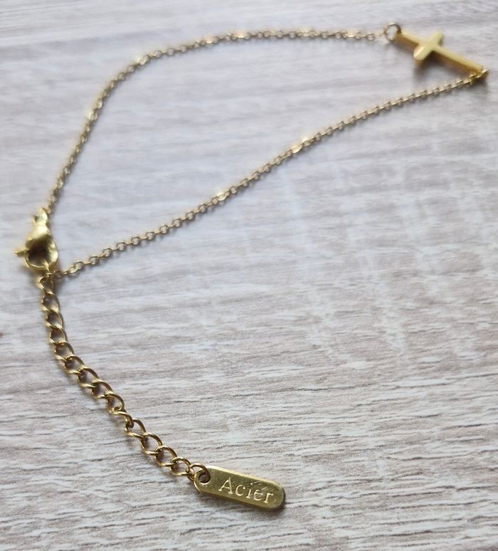 Bracelet fantaisie doré avec petite croix - photo numéro 4