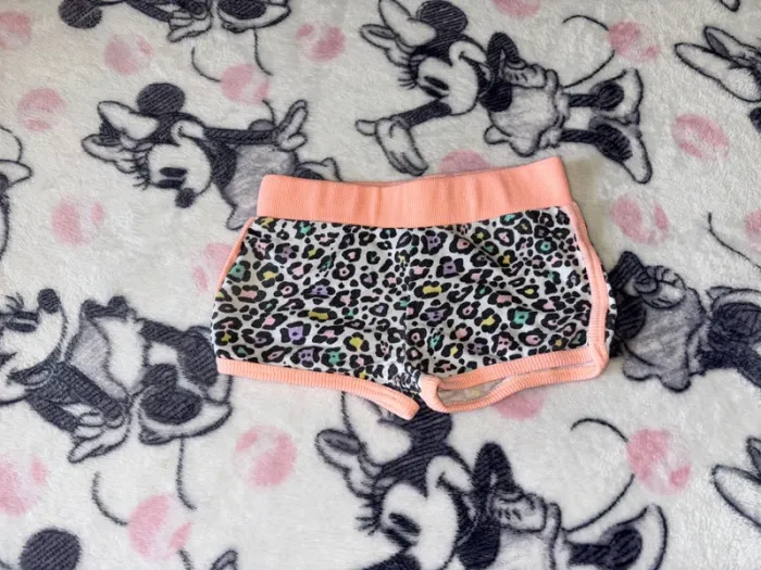 Short fille