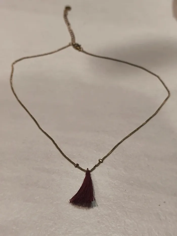 Collier pompon bordeau - photo numéro 2