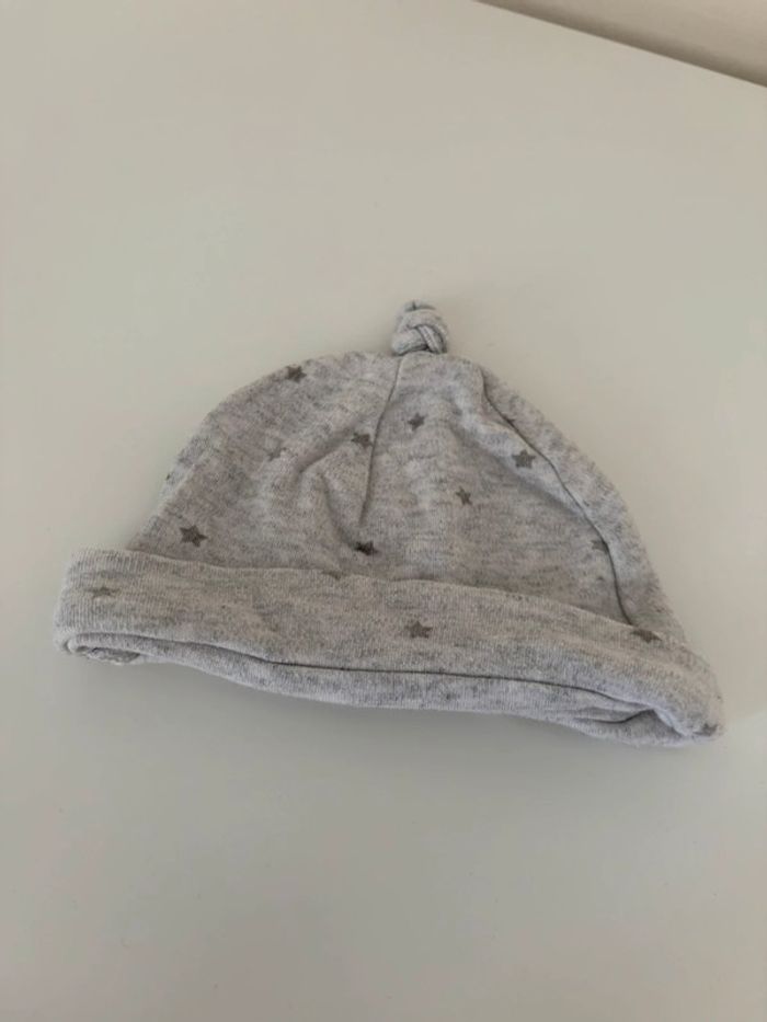 Bonnet gris avec étoile foncée