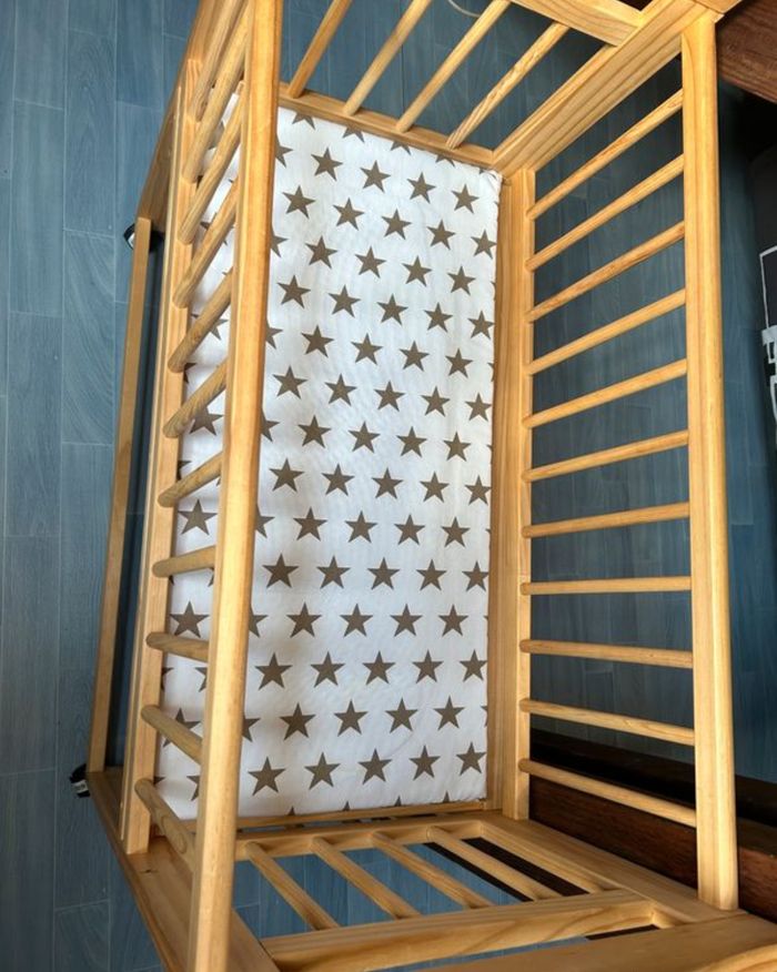 Berceau en bois à roulettes + matelas - photo numéro 3