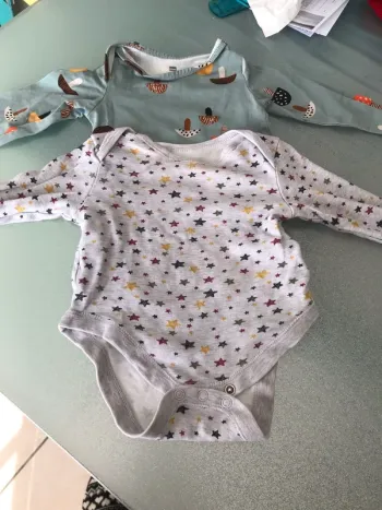 Lot de 2 bodies 3/6 mois