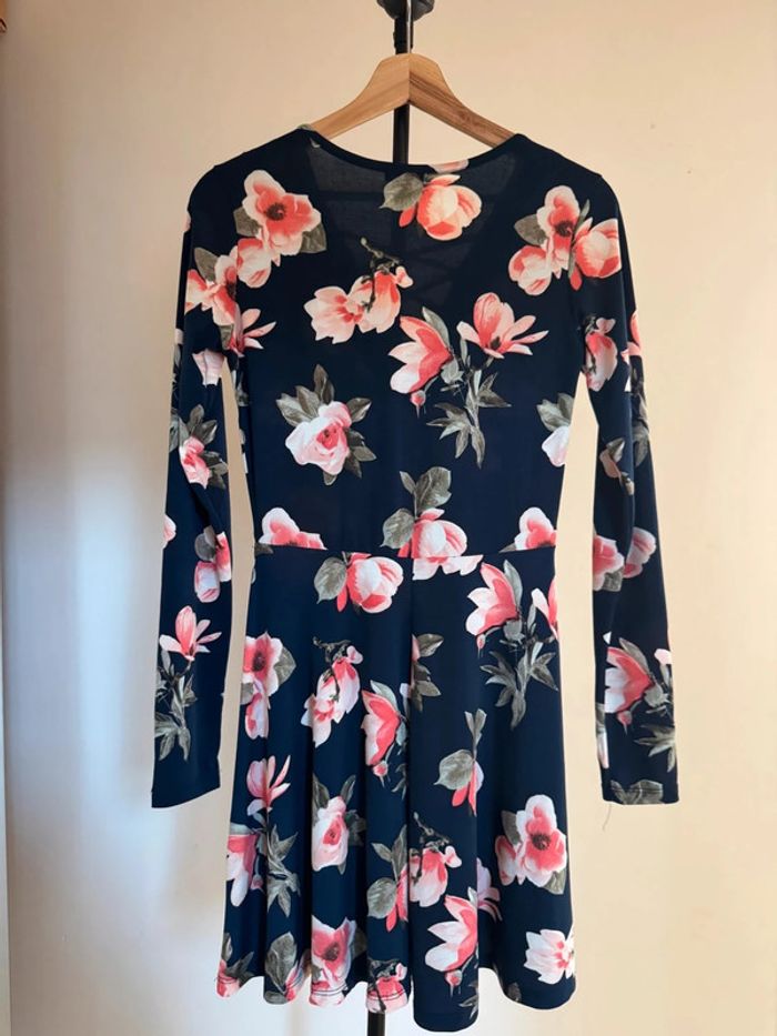 Robe causal marine fleuris avec décolleté croisé, - photo numéro 3