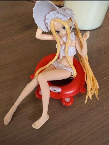 Figurine Abigail Williams fate avec sa bouée