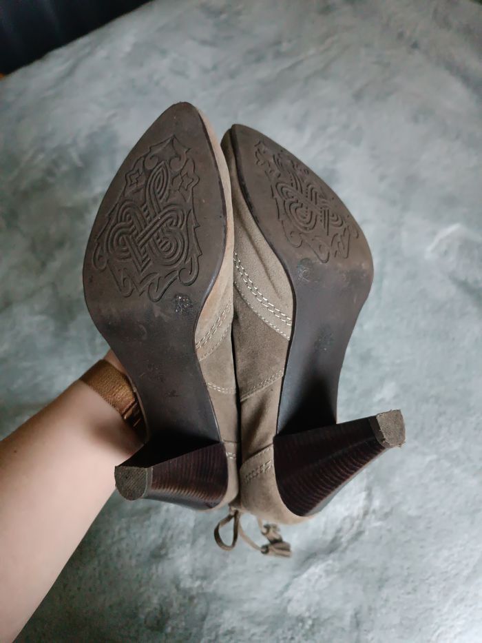 Bottines à talons en daim gris– style western chic - photo numéro 3