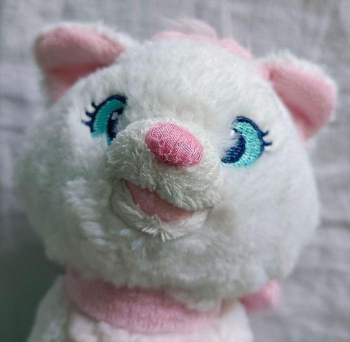 Lot peluches Marie Disney store et marionnette pingouin - photo numéro 10