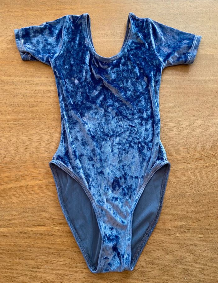 Justaucorps manches courtes en velours bleu taille 14 ans.