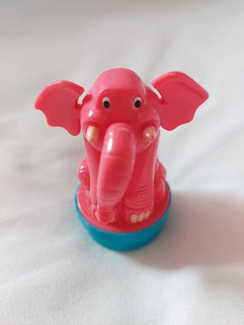 Figurine éléphant rose Dumbo Disney