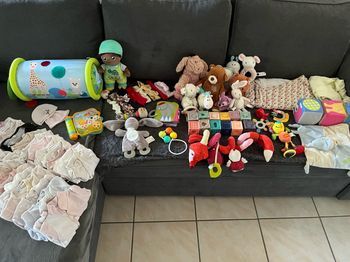 Vêtements naissance bébé fille  et jouets