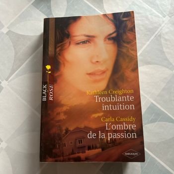 Livre Black Rose - Harlequin - Troublante intuition - L’ombre de la passion - en très bon état