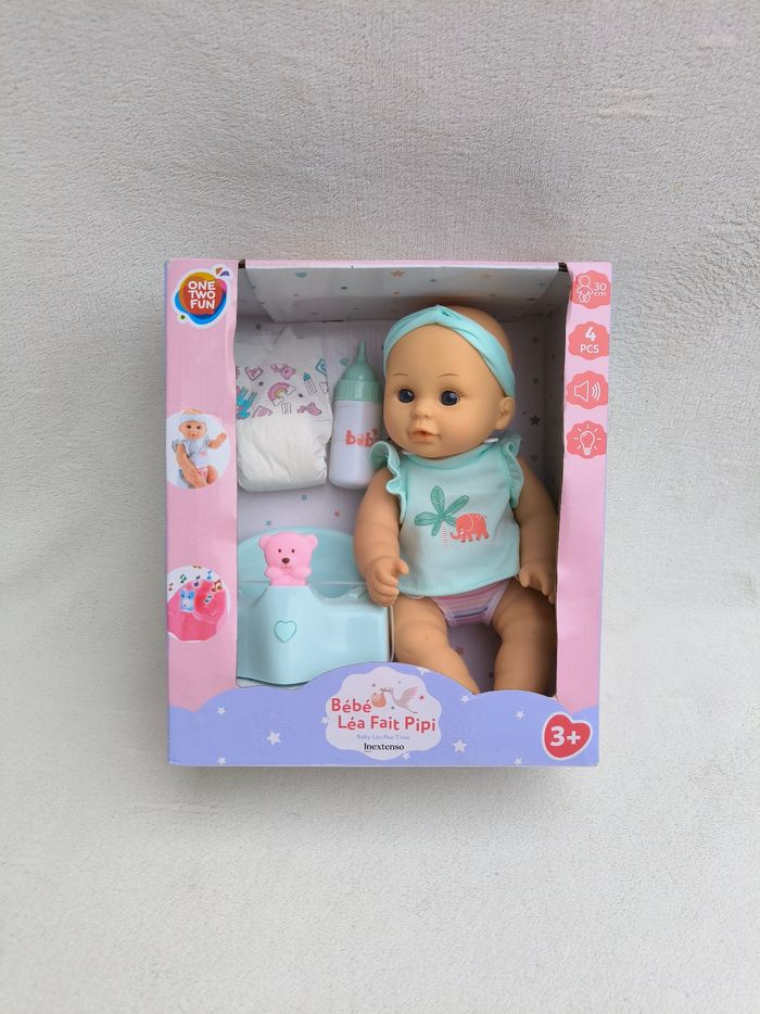 Bébé Léa fait pipi One Two Fun