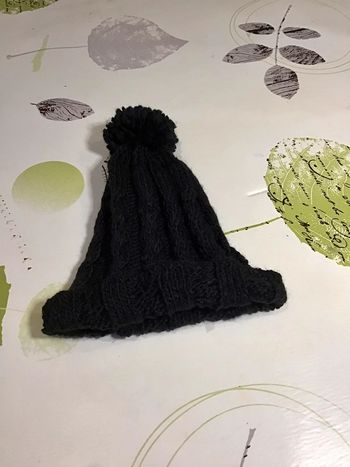 Bonnet enfant noir avec pompon 3/5 ans