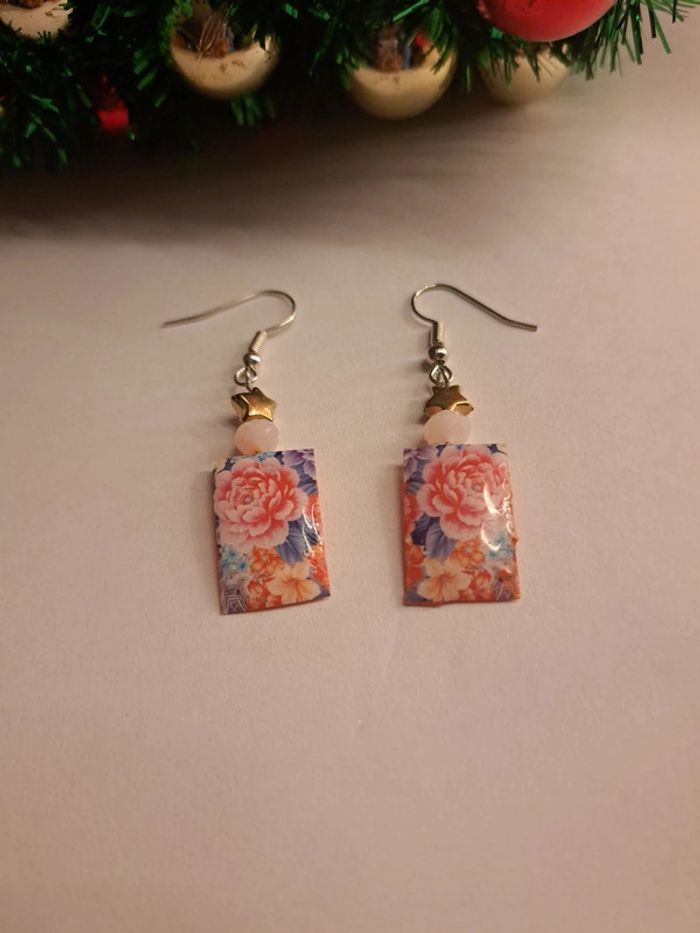 Boucles d'oreilles pendante florale en résine - photo numéro 4