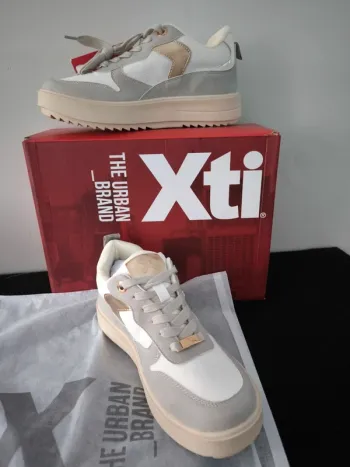 Baskets Xti neuves Taille 38