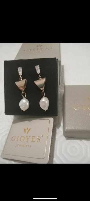 Jolie paire de boucles en plaqué or 24 carats.