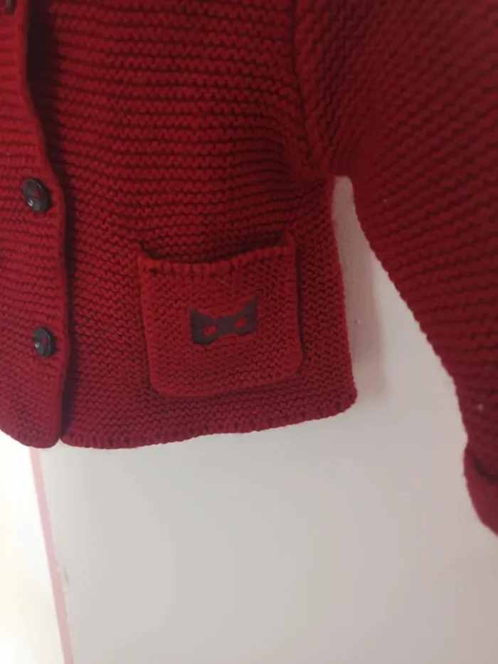 Gilet en mailles rouge bébé . - photo numéro 2