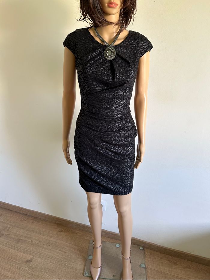 Robe noire à manches courtes Rinascimento taille S jamais portée - photo numéro 3