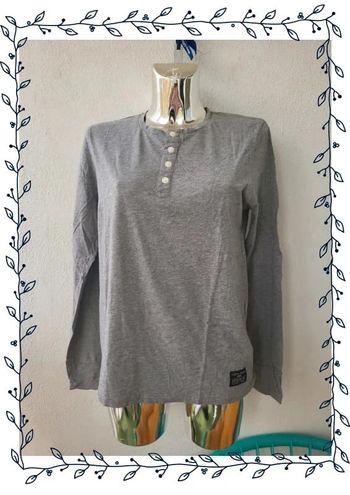 Haut uni avec 4 boutons