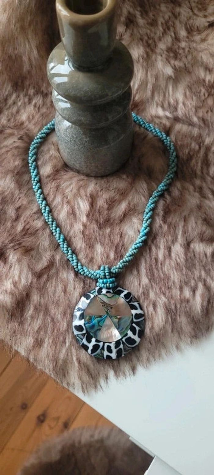 Joli collier en perles turquoise et pendentif en nacre